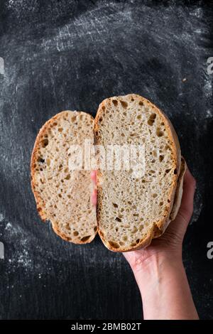 Umore scuro e tono Casa cucina casalinga rustico biologico pane di pasta di sourstangle su sfondo nero con spazio per le copie Foto Stock