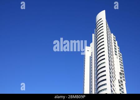 VIENNA, AUSTRIA - 6 SETTEMBRE 2011: Edificio Hochhaus Neue Donau a Vienna. L'edificio progettato da Harry Sedler è stato rifinito nel 2002, è alto 150 metri Foto Stock