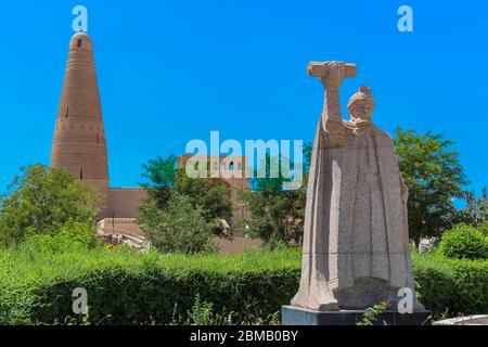 Statua del generale Turpan Emin Khoja di fronte al Minareto di Emin, Turpan, Xinjiang , Cina Foto Stock