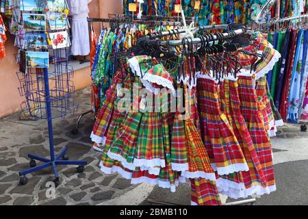 GUADALUPA, FRANCIA - 6 DICEMBRE 2019: Madras saccheggio tradizionale vestiti caraibici a Pointe-a-Pitre città, Guadalupa. Pointe-a-Pitre è il più grande ci Foto Stock