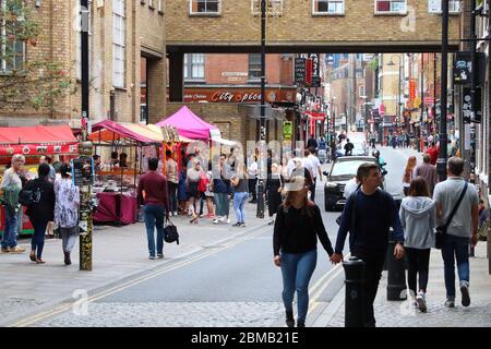 LONDON, Regno Unito - 13 luglio 2019: la gente visita Brick Lane Street nel quartiere di Shoreditch, di Londra. Shoreditch è noto per la sua comunità multiculturale. Foto Stock