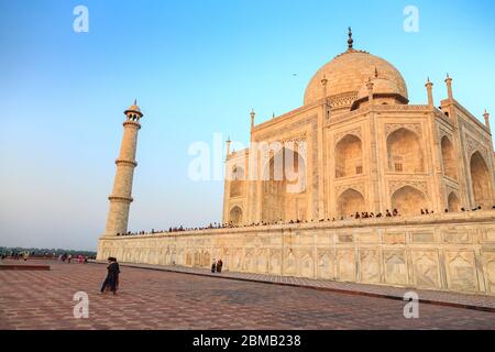 Nel tardo pomeriggio al Taj Mahal alla luce del sole che tramonta, Agra, India Foto Stock