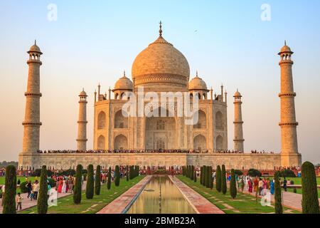 Nel tardo pomeriggio al Taj Mahal alla luce del sole che tramonta, Agra, India Foto Stock