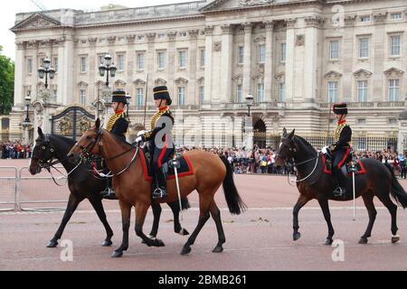 LONDON, Regno Unito - 15 luglio 2019: Horse Guards durante cambio della guardia di fronte a Buckingham Palace di Londra. Foto Stock