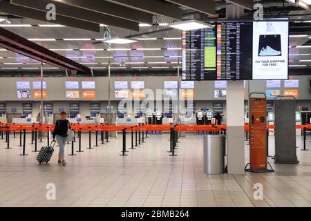 LUTON, Regno Unito - 15 LUGLIO 2019: I passeggeri visitano l'aeroporto di Londra Luton nel Regno Unito. È il quinto aeroporto più trafficato del Regno Unito con 16.5 milioni di passeggeri all'anno. Foto Stock