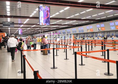 LUTON, Regno Unito - 15 LUGLIO 2019: I passeggeri visitano l'aeroporto di Londra Luton nel Regno Unito. È il quinto aeroporto più trafficato del Regno Unito con 16.5 milioni di passeggeri all'anno. Foto Stock