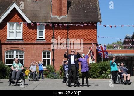 Il veterano della seconda Guerra Mondiale Len Gibbon, 96 anni, si trova a Worthing per assistere a uno Spitfire che sorvola il sito Care for Veterans per celebrare il 75° anniversario del VE Day. Foto Stock