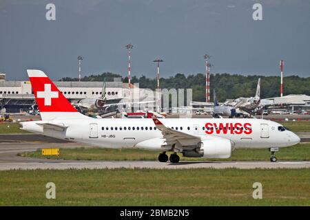HB-JBG Swiss International Air Lines Bombardier Serie CS100 (BD-500-1A10) Airbus A220-100 a Malpensa (MXP / LIMC), Milano, Italia Foto Stock