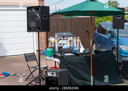 Doddinghurst Essex, 8 maggio 2020 VE Day socialmente distanziato Street Party in Doddinghurst, Essex Credit: Ian Davidson/Alamy Live News Foto Stock