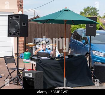 Doddinghurst Essex, 8 maggio 2020 VE Day socialmente distanziato Street Party in Doddinghurst, Essex Credit: Ian Davidson/Alamy Live News Foto Stock