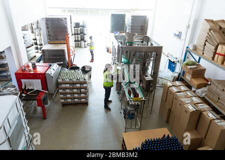 Caucasici e afroamericani che lavorano in una fabbrica di birra Foto Stock