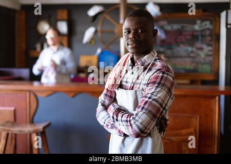 Ritratto di un barman afro-americano in una fabbrica di birra Foto Stock