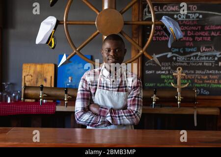 Ritratto di un barman afro-americano in una fabbrica di birra Foto Stock