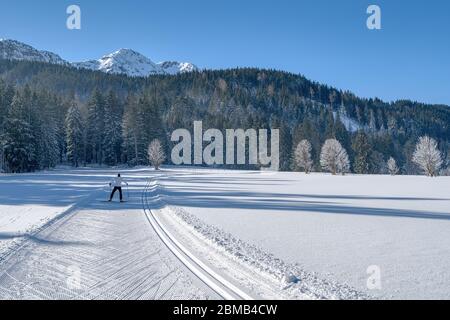 Uomo sci di fondo nel bel paesaggio invernale nordico a Leogang, Tirolo, Alpi, Austria Foto Stock