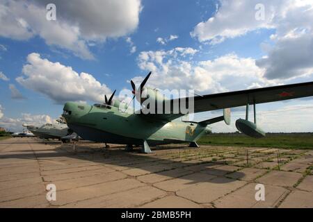 Vista esterna di una nave volante 'Madge' della marina sovietica Beriev BE-6 presso il Museo dell'aviazione statale di Zhulyany in Ucraina Foto Stock