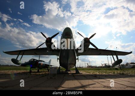 Vista esterna di una nave volante 'Madge' della marina sovietica Beriev BE-6 presso il Museo dell'aviazione statale di Zhulyany in Ucraina Foto Stock