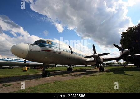 Vista esterna di un Aeroflot Ilyushin il-18 'Coot', un grande velivolo turboelica degli anni '50 e '60, presso il Museo dell'aviazione statale di Zhulyany in Ucraina Foto Stock