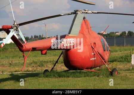 Vista posteriore di un elicottero leggero Aeroflot MIL mi-1 "Hare" rosso presso il Museo dell'aviazione statale di Zhulyany in Ucraina Foto Stock