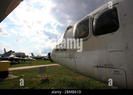 Vista delle finestre laterali convesse nell'area del pozzetto di un elicottero da trasporto pesante MIL mi-26 "Halo" al Museo dell'aviazione statale di Zhulyany in Ucraina Foto Stock