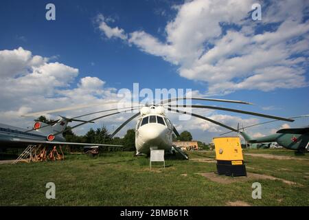 Vista frontale di un elicottero super pesante MIL mi-26 "Halo" con pittura di livrea delle Nazioni Unite al Museo dell'aviazione statale di Zhulyany in Ucraina Foto Stock