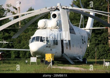 Vista esterna di un elicottero super pesante MIL mi-26 "Halo" con pittura di livrea delle Nazioni Unite al Museo dell'aviazione statale di Zhulyany in Ucraina Foto Stock