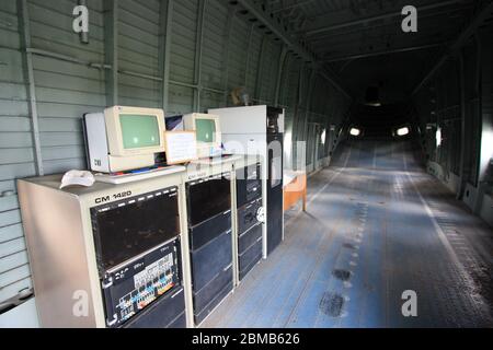 Vista interna della stiva di un elicottero super-pesante MIL mi-26 'Halo' con vecchi computer sovietici SM 1420 caricati sul ponte principale Foto Stock