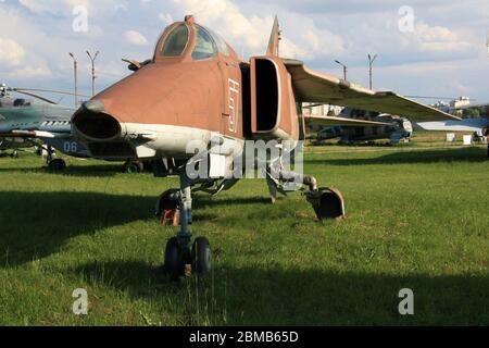 Vista esterna di un aereo da terra Mikoyan-Gurevich MIG-27 "Flogger" al Museo dell'aviazione statale di Zhulyany in Ucraina Foto Stock