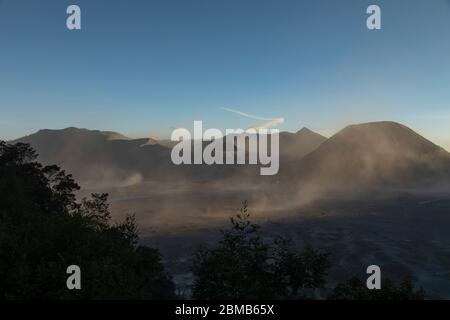 Paesaggi e tramonto al vulcano attivo bromo, e il massiccio del Tengger, a Giava Est, Indonesia. Foto Stock