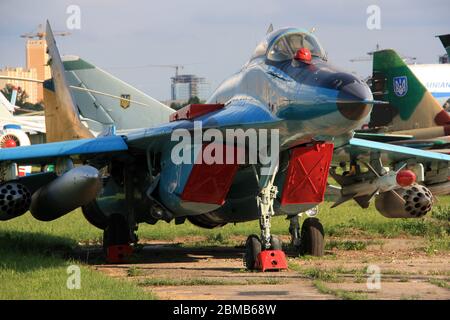 Vista frontale di un jet fighter Mikoyan MIG-29 'fulcrum' a doppio motore per la superiorità dell'aria al Museo dell'aviazione statale di Zhulyany in Ucraina Foto Stock