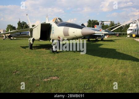 Vista esterna dell'aereo di ricognizione e di intercettazione mach 3+ sovietico MIG 25 "Foxbat" al Museo dell'aviazione statale di Zhulyany dell'Ucraina Foto Stock