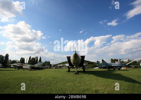 Vista frontale di un MIG 25 "Foxbat" parcheggiato accanto a un MIG 29 "fulcro" e a un Yak-28 "Maestro" presso il Museo dell'aviazione statale di Zhulyany in Ucraina Foto Stock