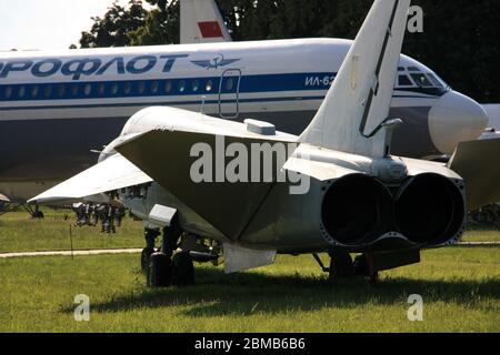 Vista esterna di un attacco supersonico Supersonic Sukhoi su-24 'Fencer' e di un aereo bombardiere al Museo dell'aviazione statale di Zhulyany in Ucraina Foto Stock