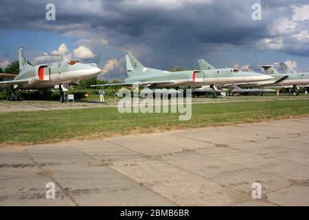 Vista esterna di un bombardiere supersonico a lungo raggio 'Backfire' Tupolev Tu-22M al Museo dell'aviazione statale di Zhulyany Ucraina Foto Stock