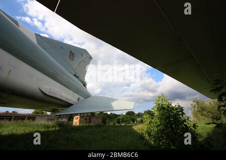 Vista esterna di un bombardiere supersonico a lungo raggio 'Backfire' Tupolev Tu-22M al Museo dell'aviazione statale di Zhulyany Ucraina Foto Stock