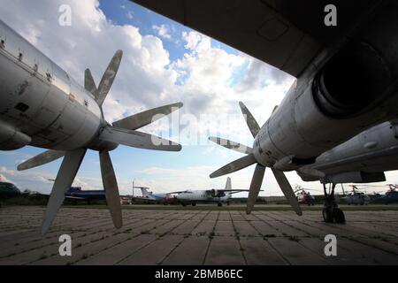 Vista di un motore turboelica NK-12 Kuznetsov con eliche controrotanti montate su un 'Orso' Tupolev Tu-142, Zhulyany Ukraine state Aviation Museum Foto Stock