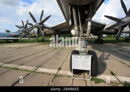 Vista di un motore turboelica Kuznetsov NK-12 con eliche controrotanti montate su un 'Orso' Tupolev Tu-142, Zhulyany Ukraine state Aviation Museum Foto Stock