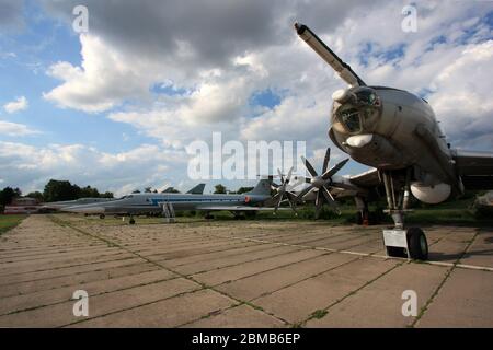 Vista di un 'Orso' Tupolev Tu-142, un'addestratrice bombardiere Tu-134UBL 'Volga' e un 'Backfire' Tu-22M parcheggiato al Museo dell'Aviazione Statale di Zhulyany dell'Ucraina Foto Stock