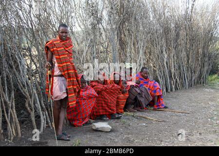 Maasai tribesmen Maasai è un gruppo etnico di persone semi-nomadi. Fotografato in Kenya Foto Stock