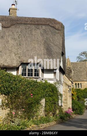 Cottage con tetto di paglia a Stanton Cotswolds Foto Stock