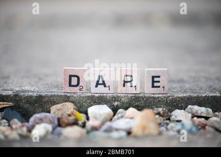 Dare in lettere a blocchi Foto Stock