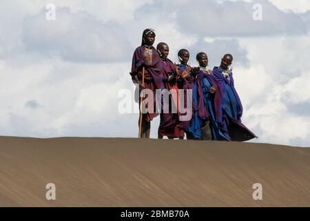 Maasai tribesmen Maasai è un gruppo etnico di persone semi-nomadi. Fotografato in Tanzania Foto Stock