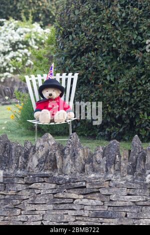 V e Day orso Teddy seduto su una sedia in giardino. Foto Stock