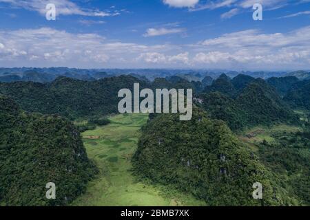 Vista aerea delle montagne del Carso e dei campi di riso Foto Stock