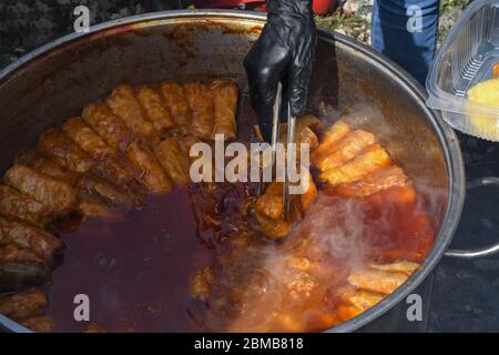 Cibo tipico rumeno chiamato sarmale. Panini con carne, riso e verdure. Il cavolo ripieno lascia la carne ripiena in una pentola tradizionale. Visualizza da Foto Stock