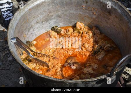 Cibo tipico rumeno chiamato sarmale. Panini con carne, riso e verdure. Il cavolo ripieno lascia la carne ripiena in una pentola tradizionale. Visualizza da Foto Stock