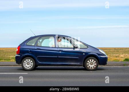 2008 blu Citroën Xsara Picasso VTX 16V; veicoli in movimento a traffico veicolare, veicoli in movimento su strade del Regno Unito, motori, motori sulla strada costiera a Southport, Regno Unito Foto Stock