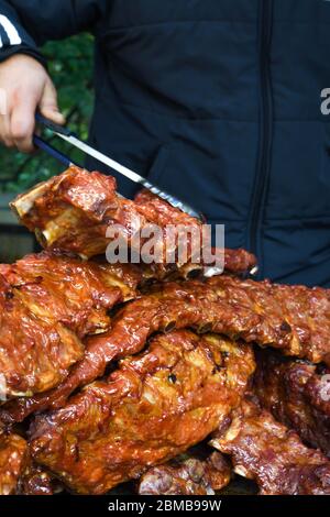 Costolette di maiale alla griglia e alla griglia. Gustose carni tradizionali americane. Costolette di manzo e maiale cotte nel barbecue fumatore. Gustose costolette di ricambio alla griglia coperte nel barbecue Foto Stock
