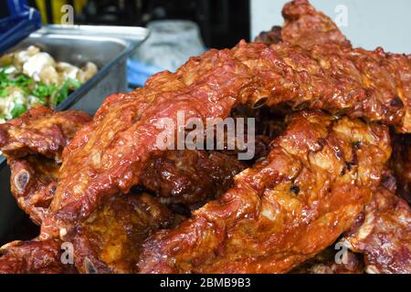 Costolette di maiale alla griglia e alla griglia. Gustose carni tradizionali americane. Costolette di manzo e maiale cotte nel barbecue fumatore. Gustose costolette di ricambio alla griglia coperte nel barbecue Foto Stock