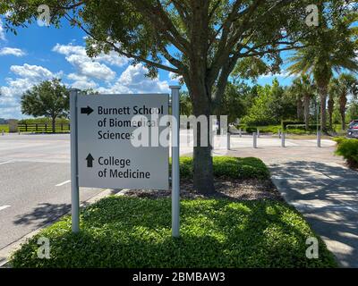 Orlando,FL/USA -5/6/20: Il segno direzionale che indica la Burnet School of Biomedical Sciences e il College of Medicine dell'Università del Centr Foto Stock