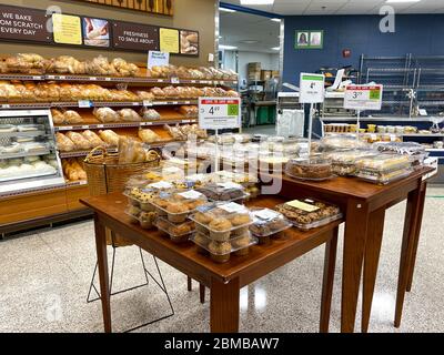 Orlando,FL/USA -5/4/20: Il reparto di panetteria di un negozio di alimentari Publix dove vengono esposti tutti i tipi di gustosi prodotti da forno. Foto Stock